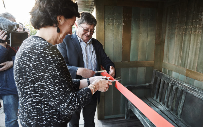 Paul Cox Pierre Bayle monument foto Salih Kilic 1 800x500